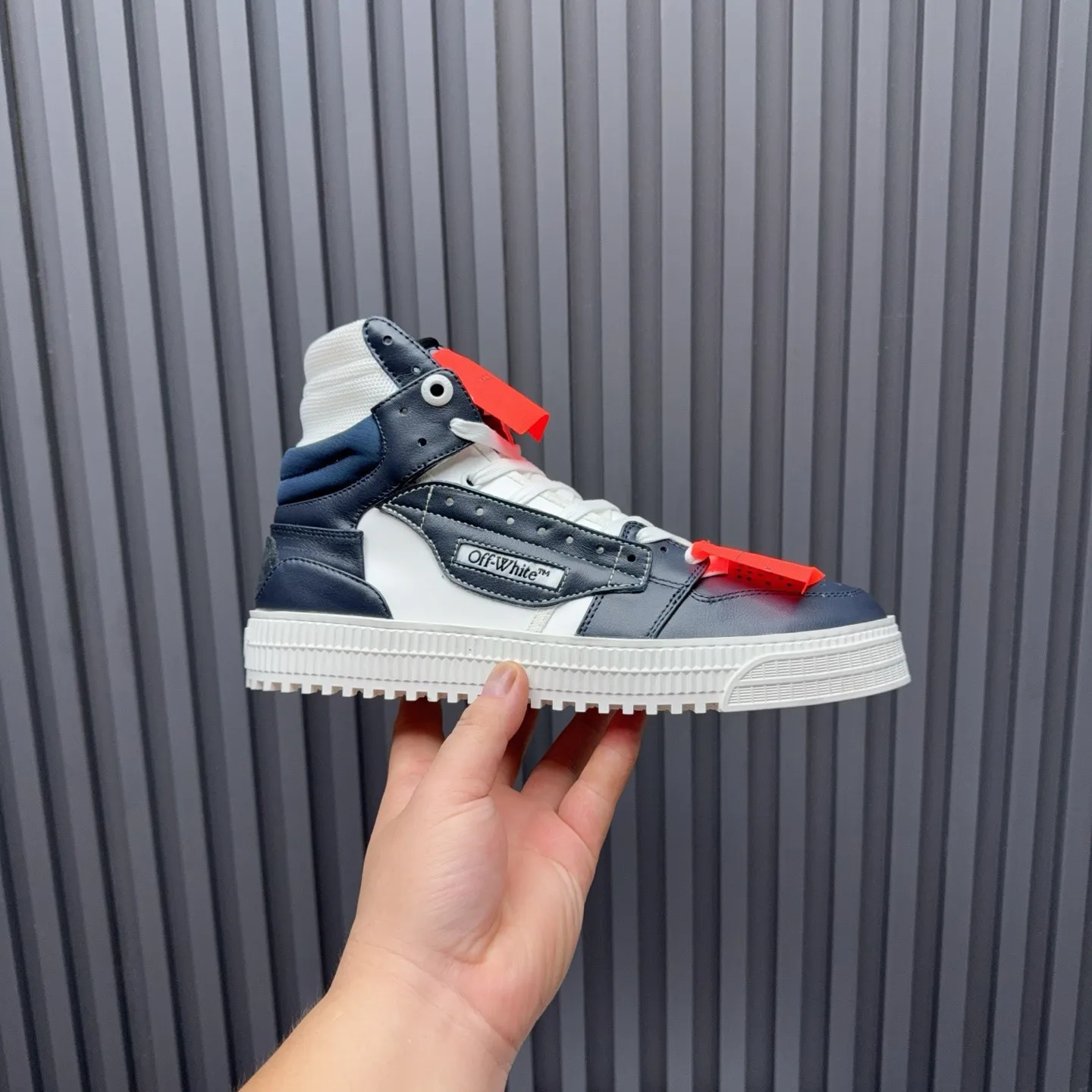 Men's shoes💰740 OFF WHITE ⚡️Couple style⚡️The latest spring style street casual shoes, released with the highest quality version on the market👊Series original mold opening, original lasting, production technology 1:1 original version➰🔜The best choice for more and more celebrities and Internet celebrities🔸In the classics Changes in the code🔸Innovate in the trend🔸Strive to break away from the shackles of bad street design🔝Although he is not the originator of fashion design, he is definitely a shining dark horse in avant-garde design🐴🆙Do not follow the trend🔅Not universal beauty🔅 Fabric💯First-layer cowhide Lining💯Imported skin-friendly and environmentally friendly polyester mesh Foot pads💯Original molded high-elastic environmentally friendly molding pads Midsole💯Made with original last-last technology Outsole💯Rubber outsole Packaging💯Official website synchronizes full set of packaging (brand wrapping paper, brand certificate, brand cloth bag) Code numbers 35-44, 45 46 Customized